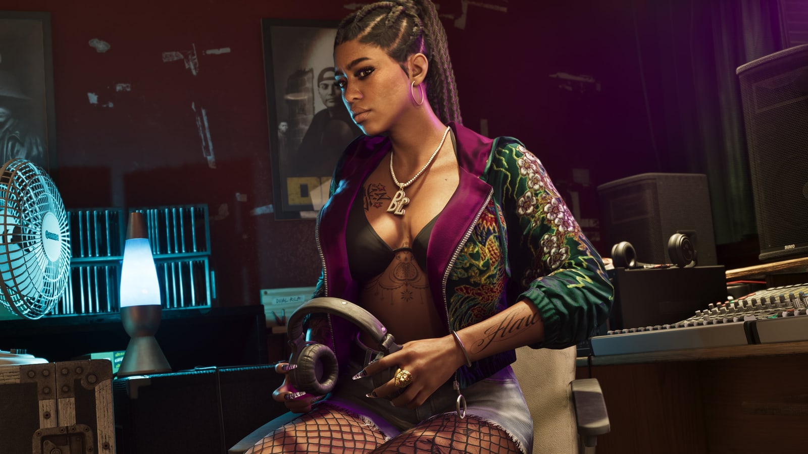Real Dimez trabaja en un estudio de grabación en una imagen oficial de GTA 6