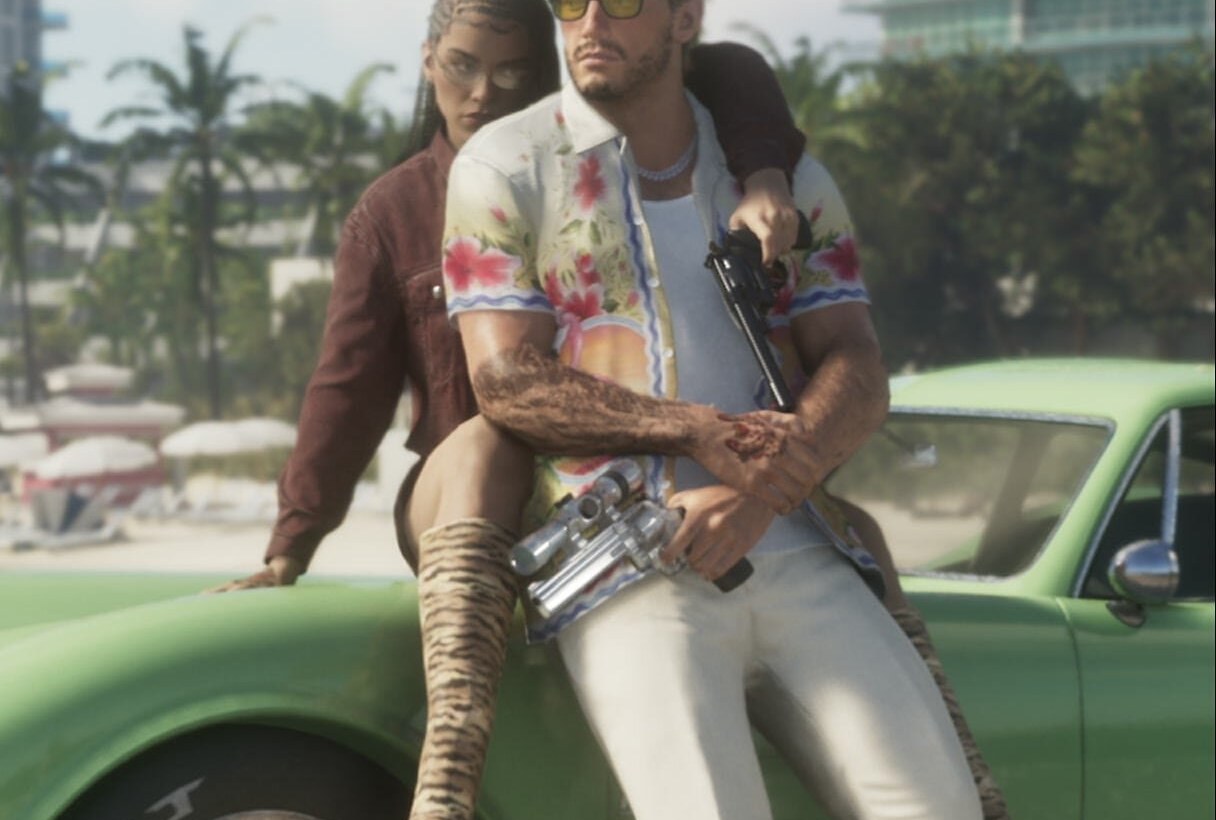 Dos personajes de GTA VI apoyados en un coche clásico verde frente a la playa en una imagen oficial
