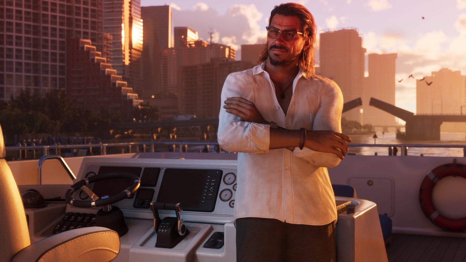 Raul Bautista, con camisa blanca y los brazos cruzados, en la cubierta de un yate frente a los rascacielos de Vice City al atardecer en GTA 6