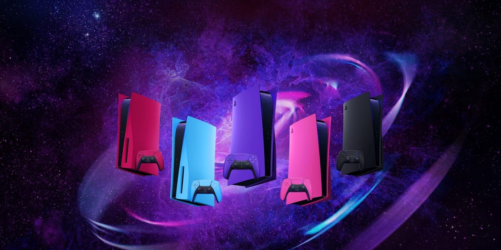 Cinco consolas PS5 con cubiertas y mandos DualSense de distintos colores