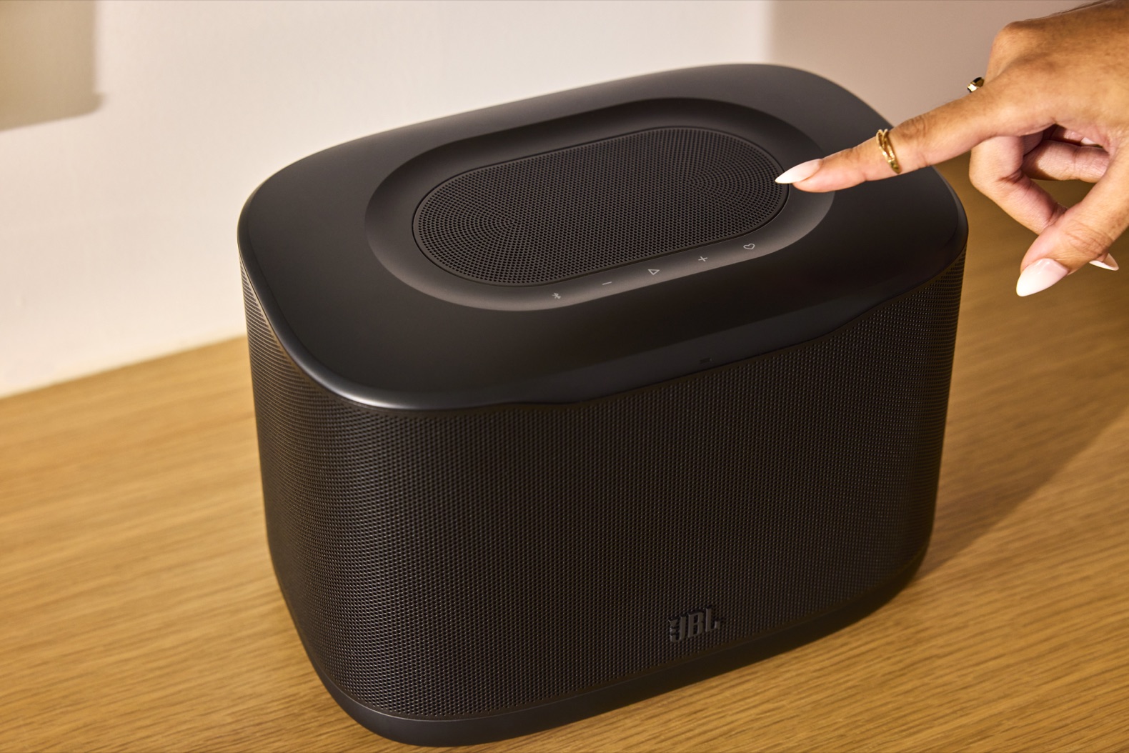Primer plano del altavoz JBL Cove X1 con sus controles superiores