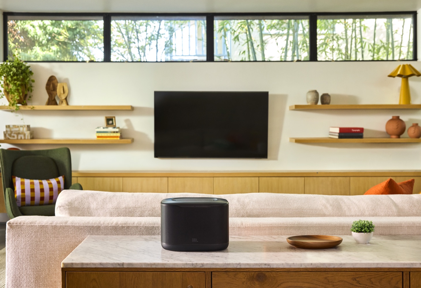 JBL Cove X1 colocado delante del sofá en un salón