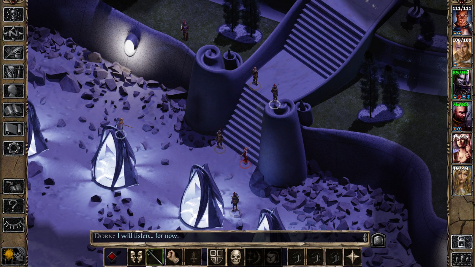 El grupo de Baldur's Gate II: Enhanced Edition recorre una caverna iluminada en tonos violeta, con la interfaz clásica alrededor