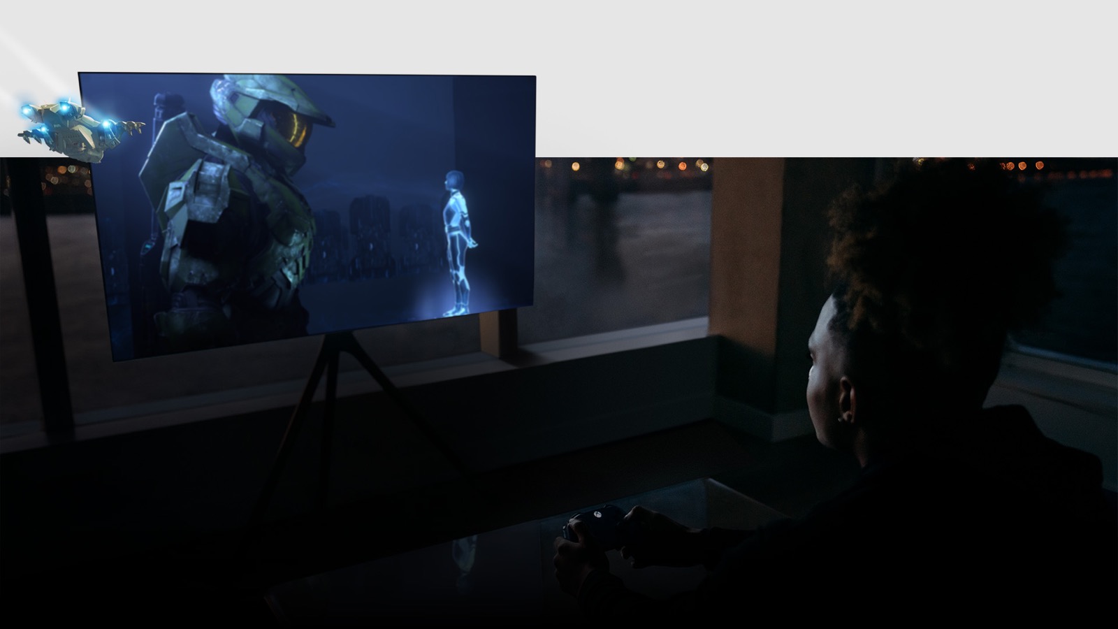 Jugador utiliza un mando frente a Halo en una Smart TV