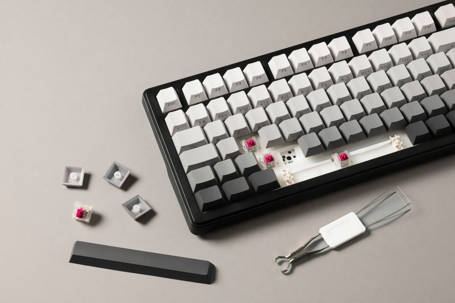 KEYZ ELITE 300 GRG con teclas retiradas e interruptores visibles junto al extractor