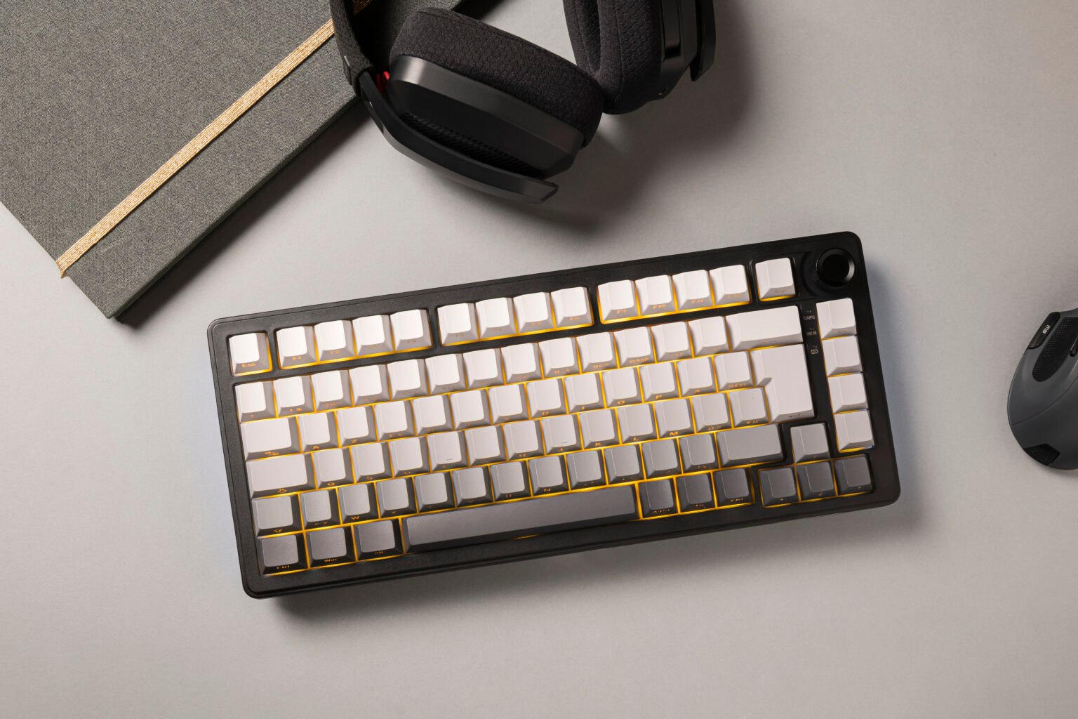 KEYZ ELITE 300 GRG compacto junto a unos auriculares, unidad AZERTY de la fotografía oficial