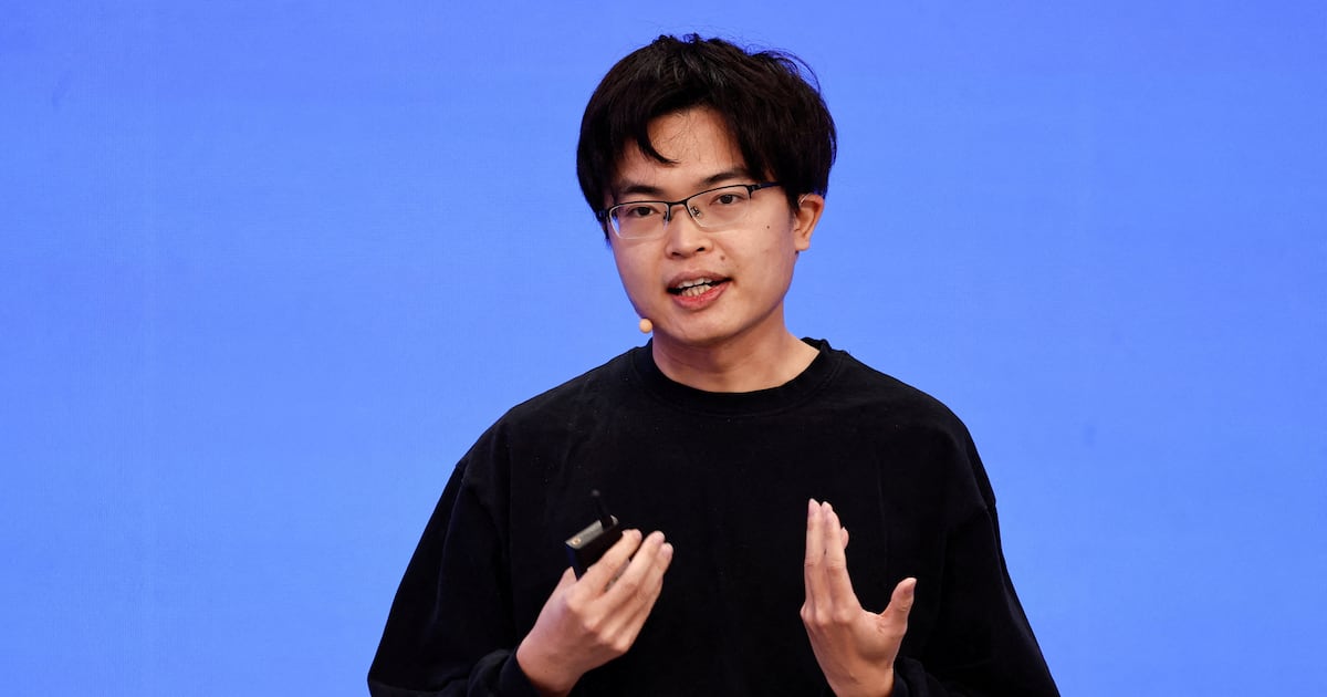 Yang Zhilin, fundador y consejero delegado de Moonshot AI, durante una intervención pública