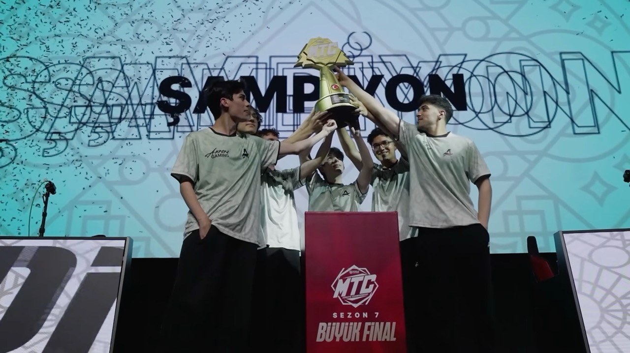 Aurora Gaming lifts the trophy after its third straight MLBB Türkiye Championship title