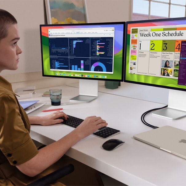 MacBook Air M3 cerrado junto a dos monitores externos en una mesa