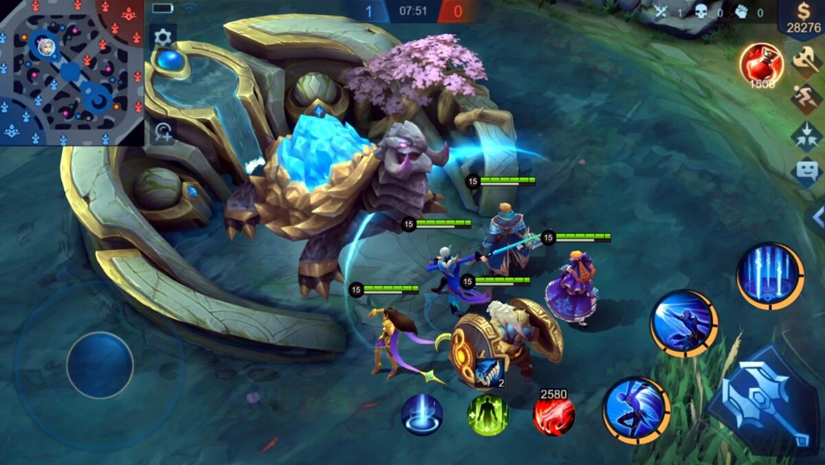 Pelea de equipo junto a la Tortuga en Mobile Legends, con los iconos de hechizo visibles en la interfaz