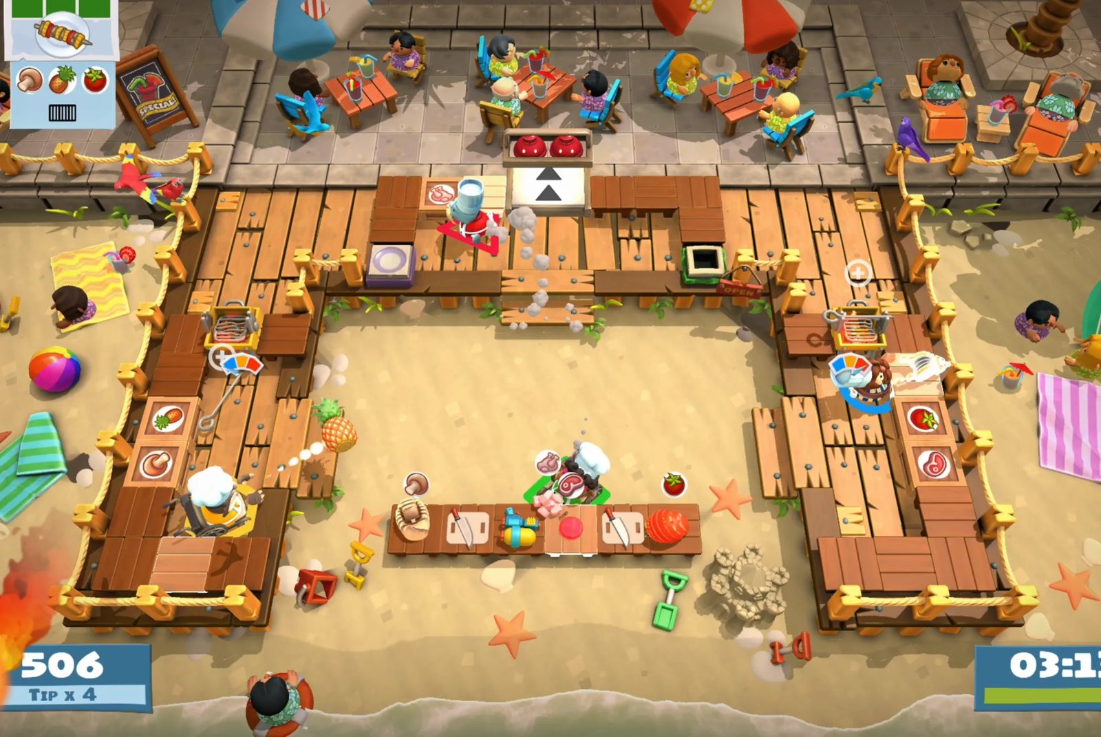 Cocina en la playa de Overcooked! All You Can Eat con dos cocineros sirviendo brochetas entre las mesas