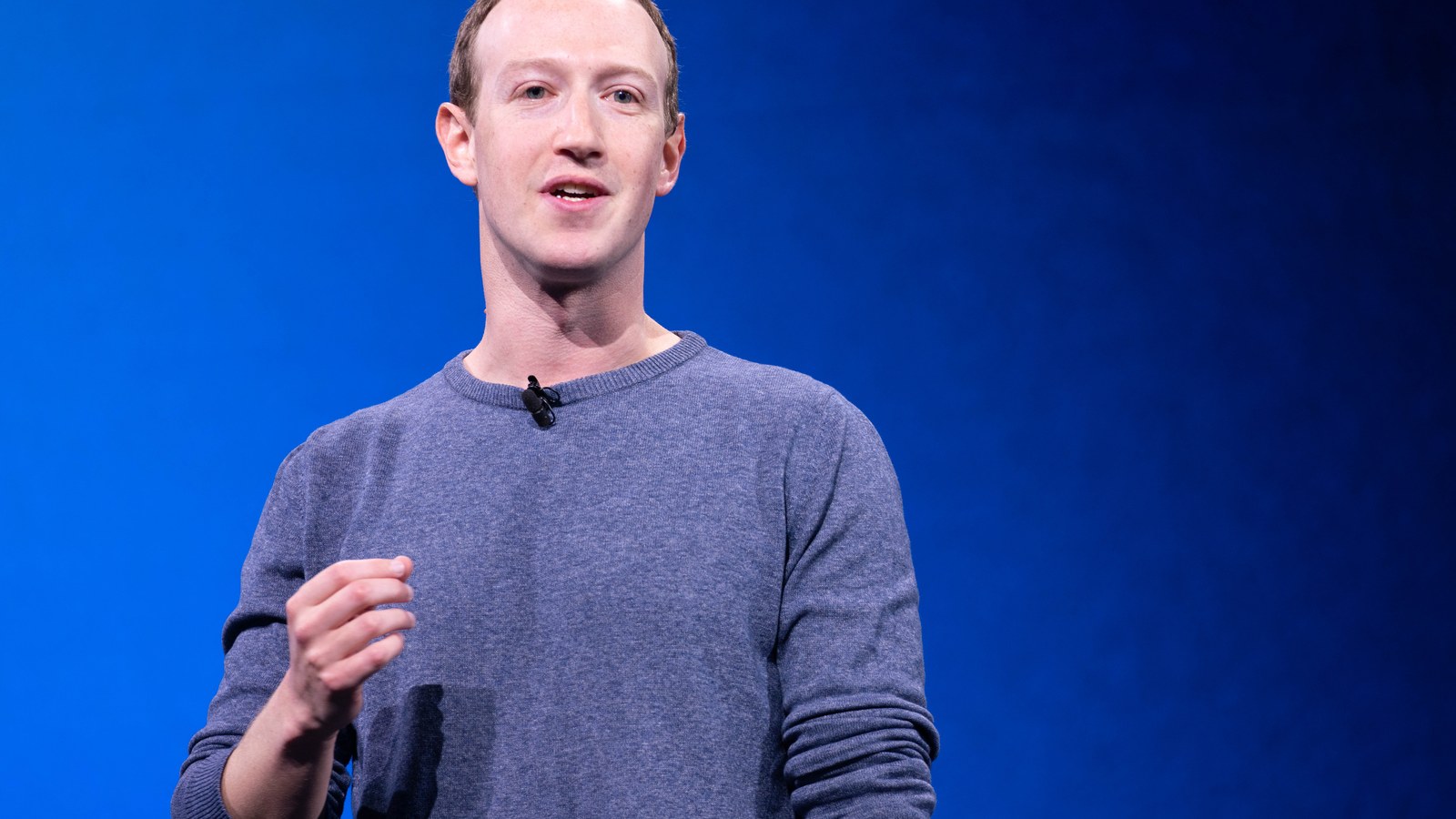 Mark Zuckerberg habla sobre el escenario ante un fondo azul en la conferencia de desarrolladores F8 de Facebook de 2019