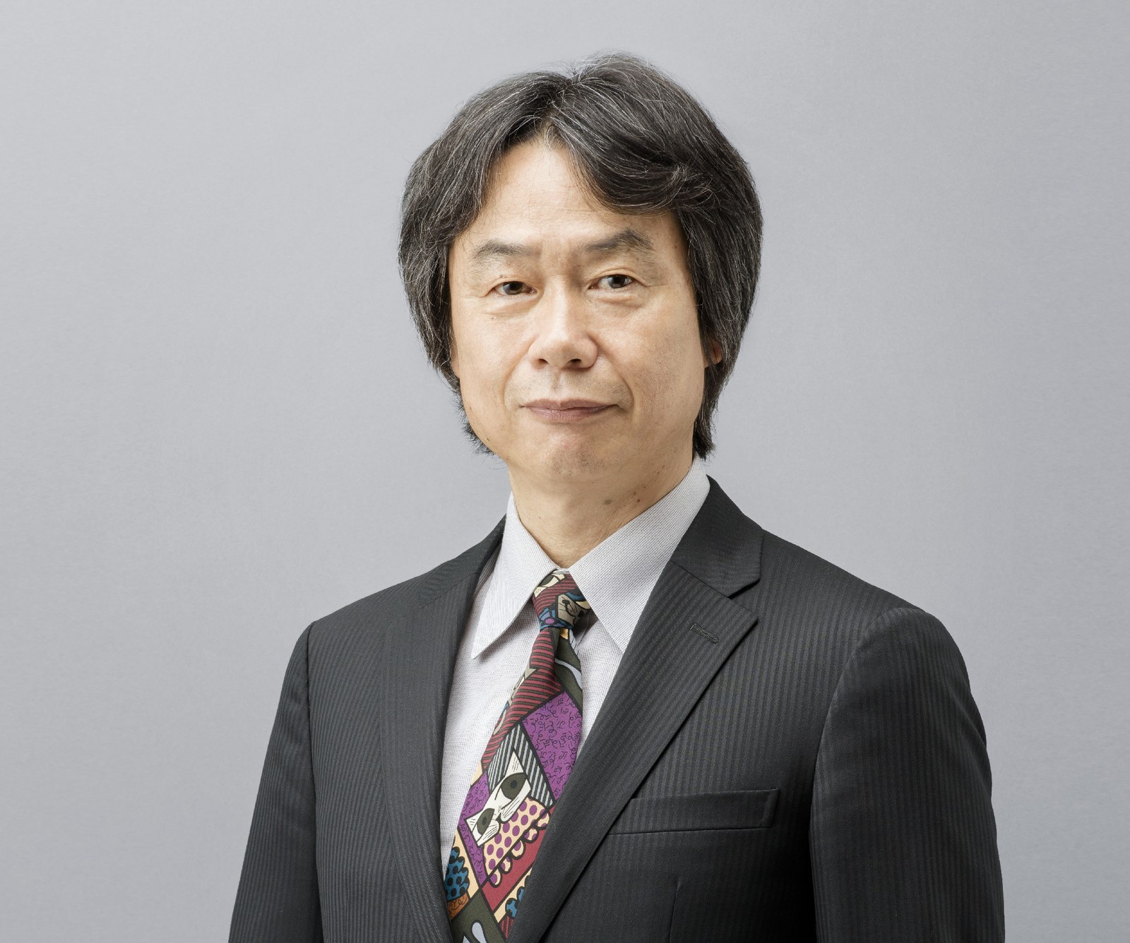 Retrato oficial de Shigeru Miyamoto difundido por el Ministerio de Educación de Japón al nombrarlo Persona de Mérito Cultural en 2019