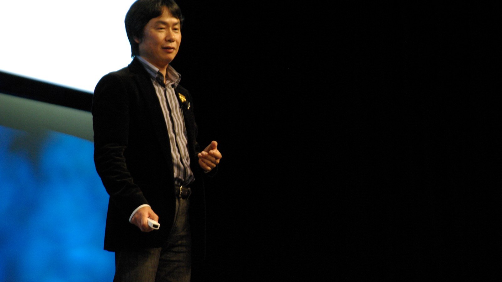 Shigeru Miyamoto habla en el escenario de la Game Developers Conference de 2007 con un fondo oscuro