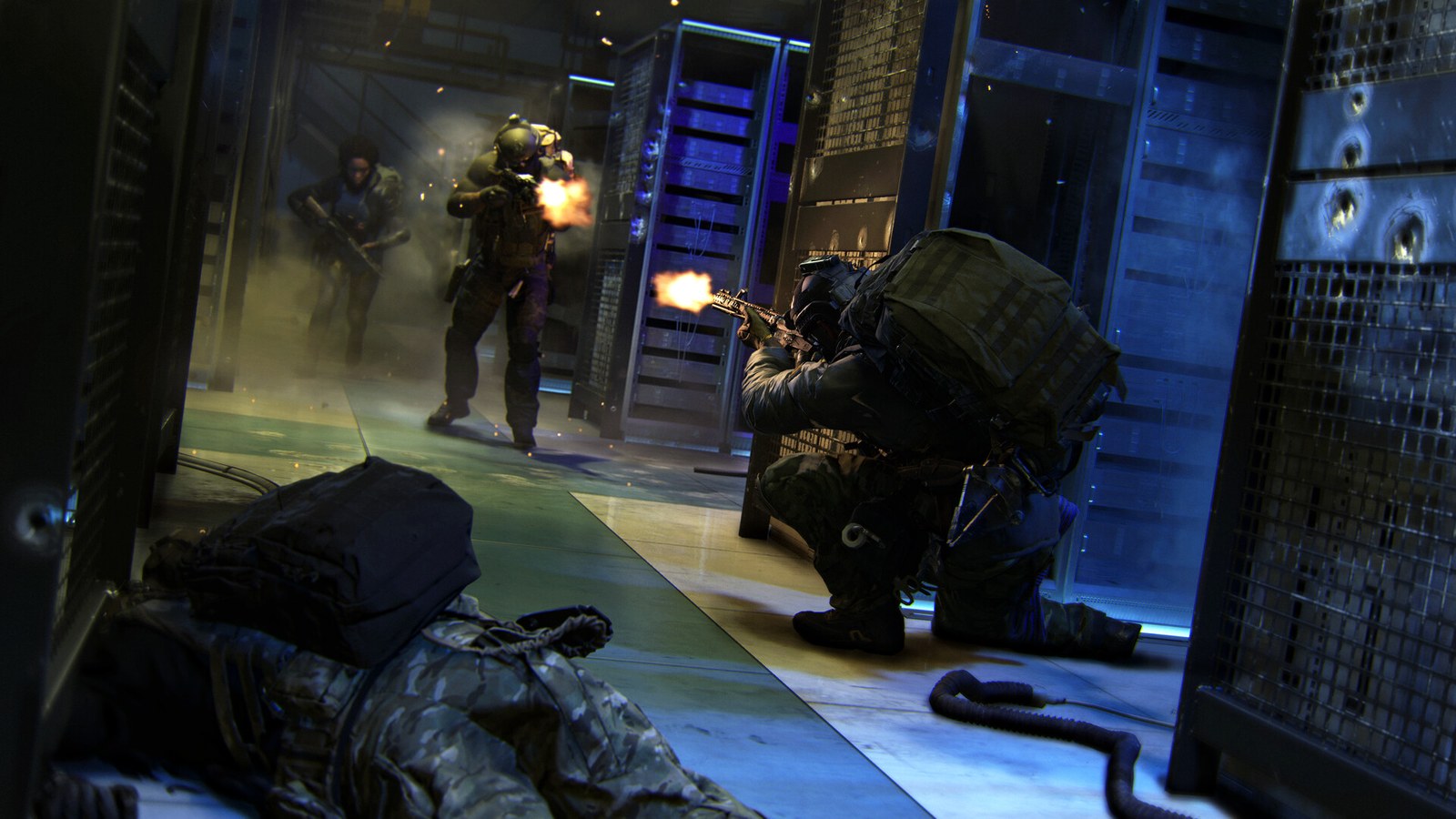 Tiroteo entre soldados en una sala de servidores llena de chispas y humo en Modern Warfare 4