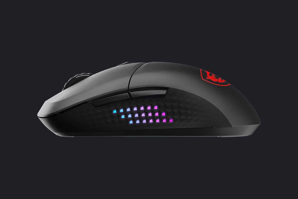 El Versa 300 Elite Wireless de perfil, visto por el costado izquierdo, con su carcasa baja y alargada y los dos botones laterales sobre la rejilla de rombos iluminada