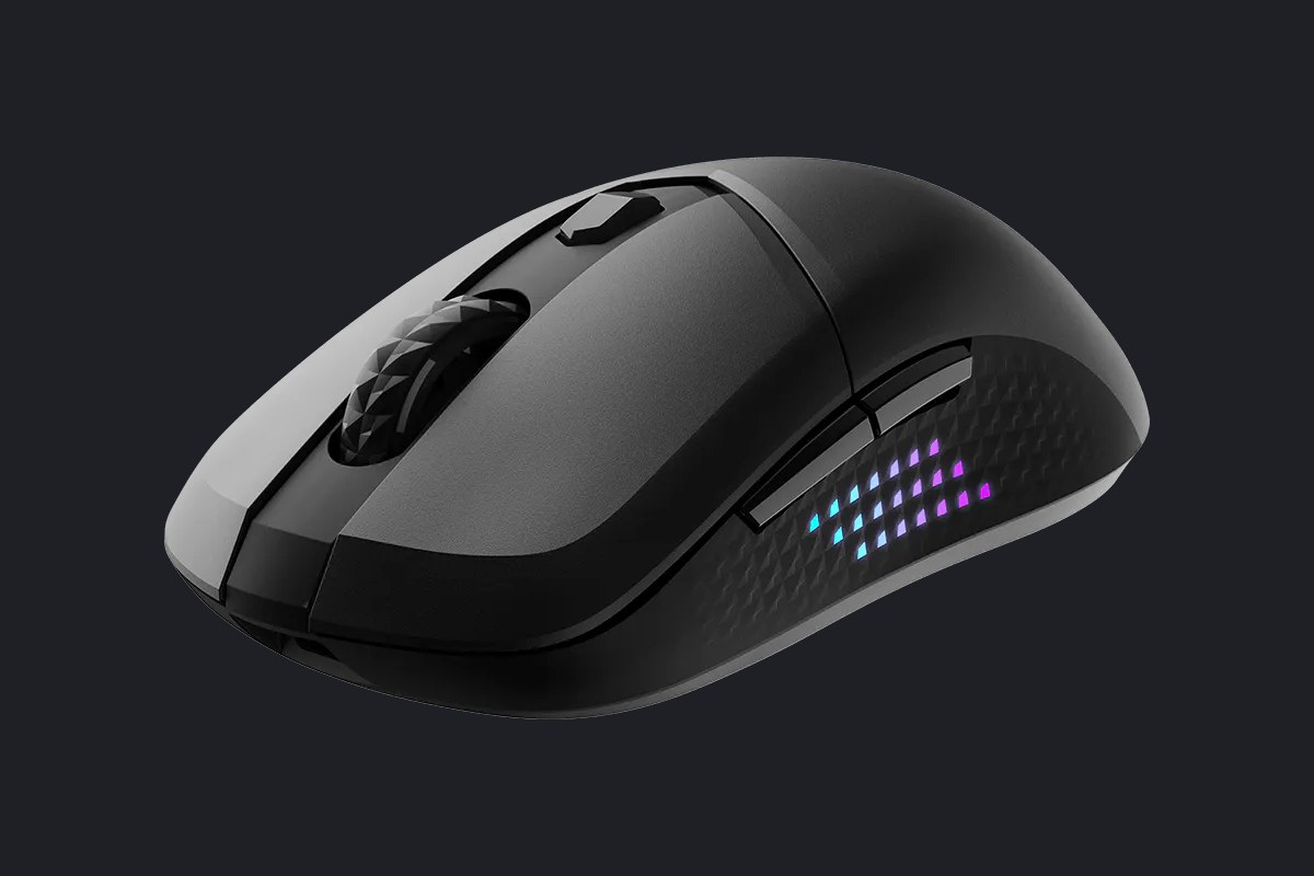 El Versa 300 Elite Wireless visto desde delante y desde la izquierda, con la rueda de relieve en rombos, la entrada del cable bajo los botones principales y los dos botones laterales sobre la rejilla iluminada
