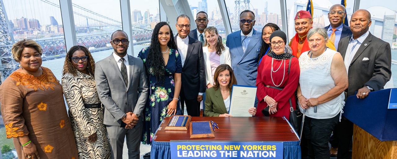 Kathy Hochul muestra la orden que pausa los permisos estatales para grandes centros de datos en Nueva York