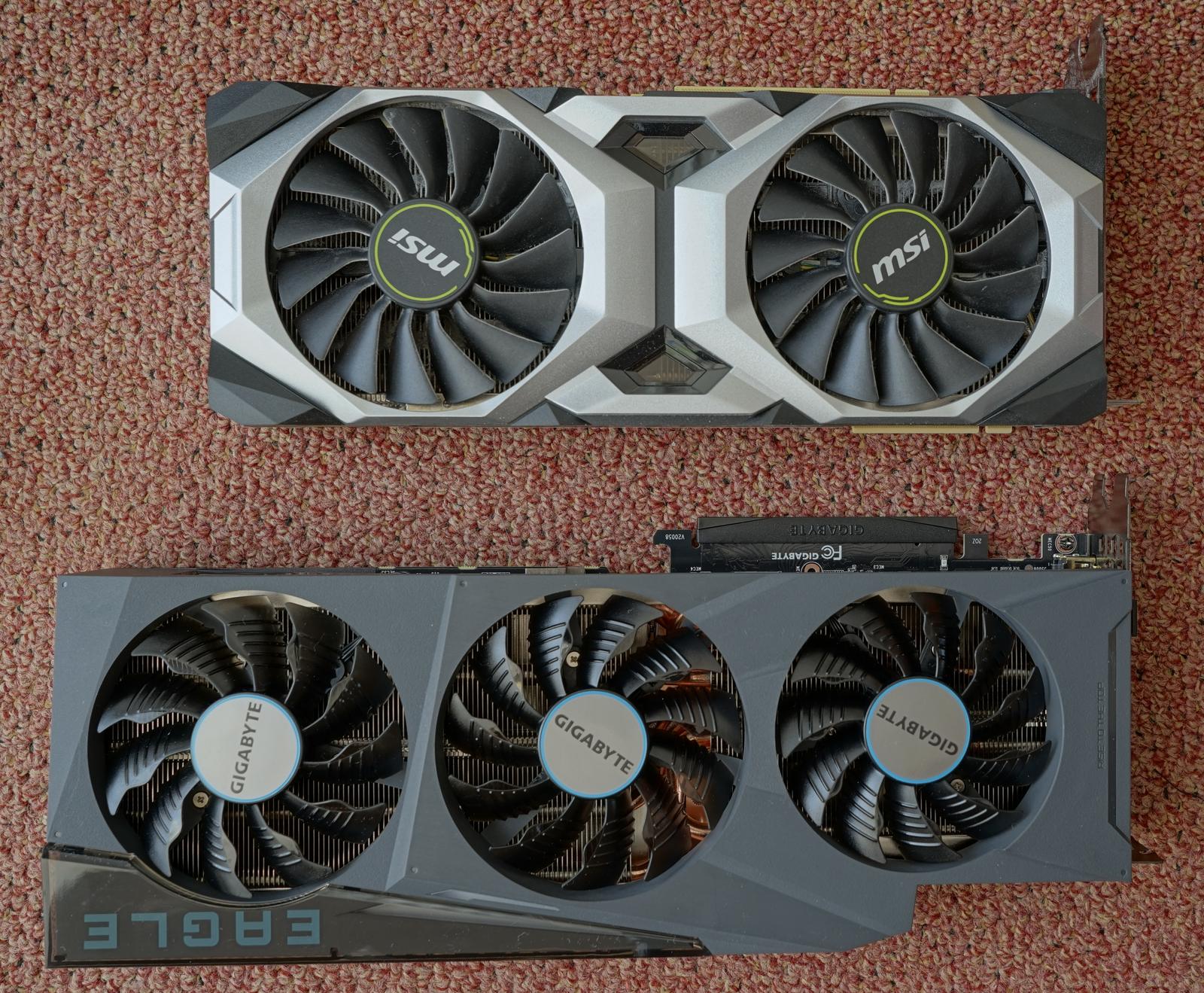 Una GeForce RTX 2080 de MSI con dos ventiladores colocada encima de una GeForce RTX 3090 de Gigabyte con tres ventiladores