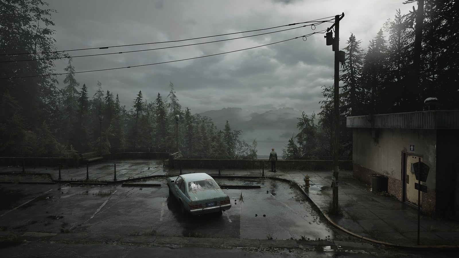 Una calle de Silent Hill cubierta de niebla, con un coche aparcado y árboles al fondo, en el remake de Silent Hill 2