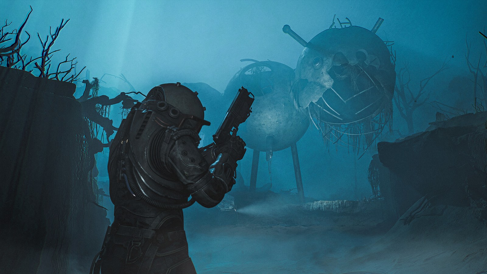 El protagonista de Cronos: The New Dawn, con traje protector y casco, en una escena bañada en luz azul