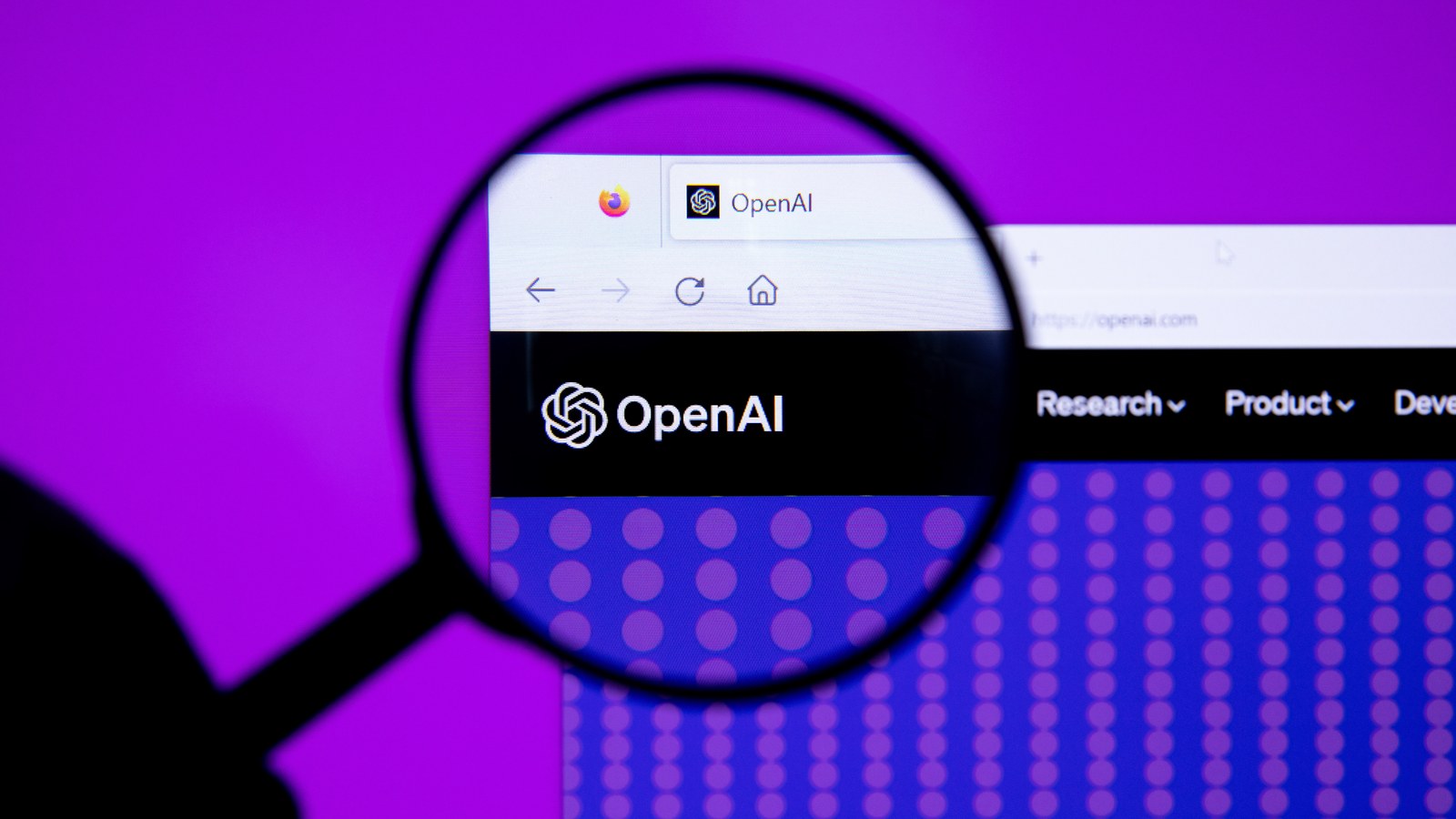 Una lupa amplía el logotipo de OpenAI en la cabecera de su web, sobre un fondo morado
