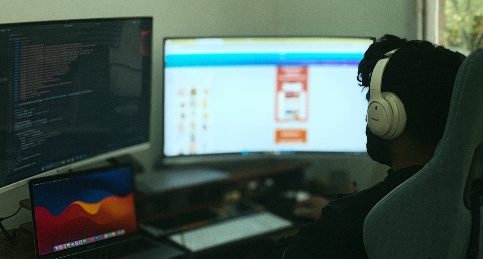 Persona supervisando una tarea desde un puesto con varias pantallas