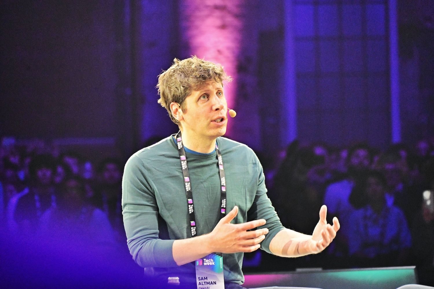 Sam Altman gesticula sentado en el escenario de una conferencia tecnológica