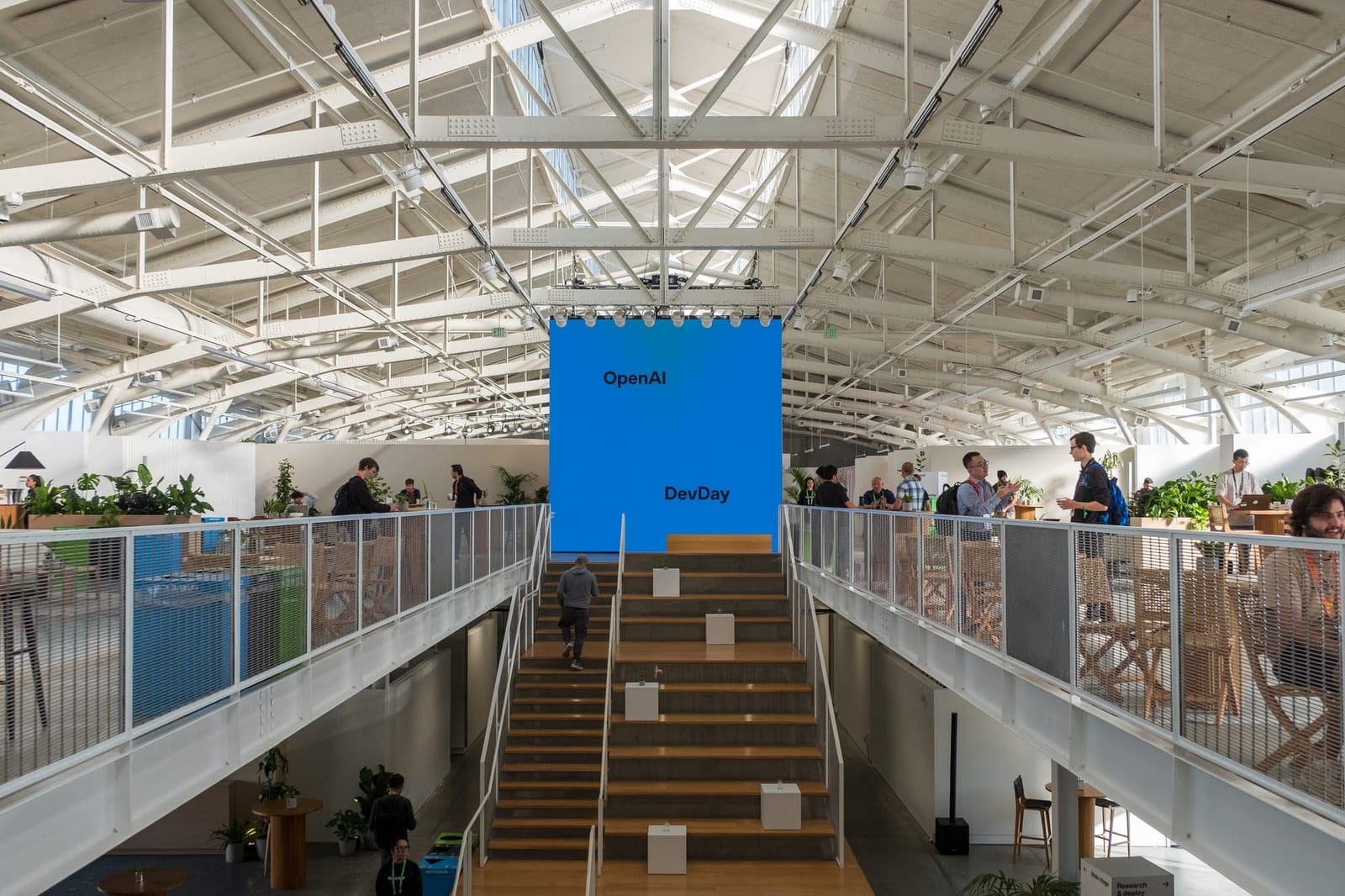 Interior de Fort Mason durante un OpenAI DevDay anterior, en 2024