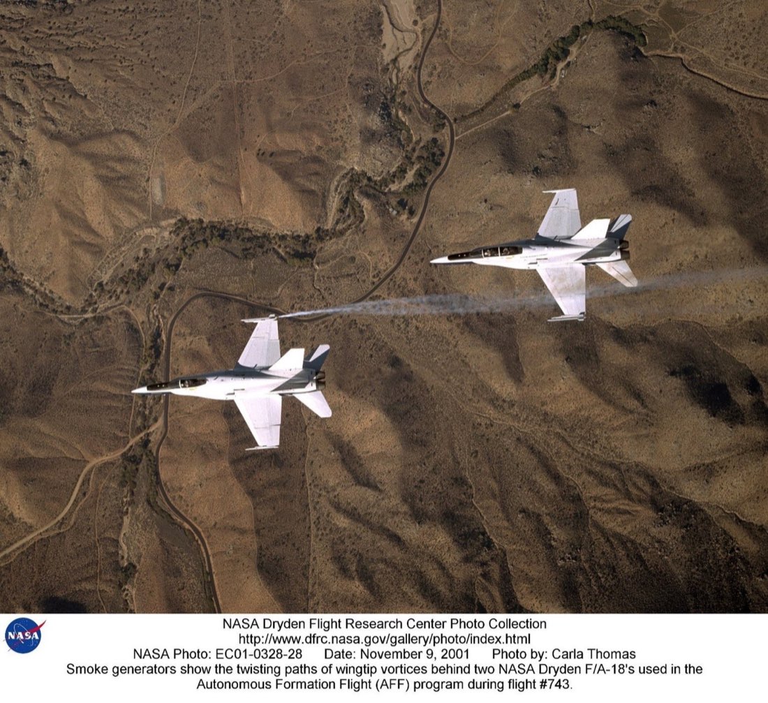 Dos F-18 de la NASA hacen visibles sus vórtices de punta de ala mediante humo