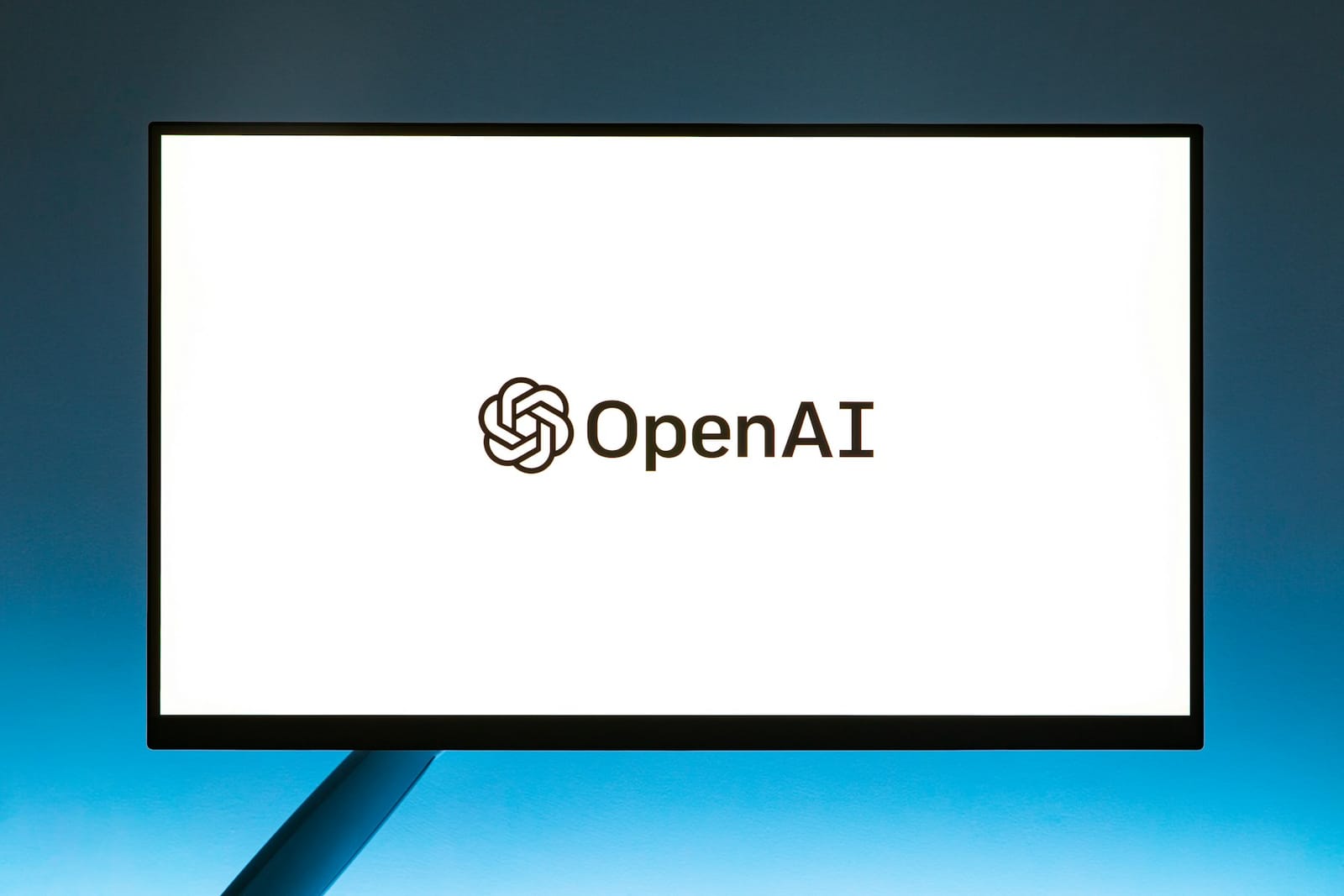El logotipo de OpenAI aparece en la pantalla de un ordenador