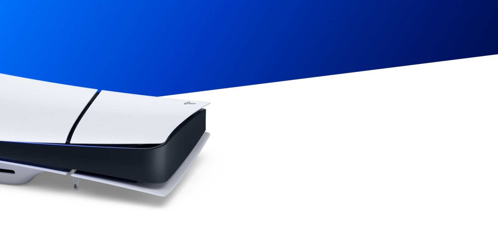 Consola PS5 colocada en horizontal sobre un fondo azul y blanco