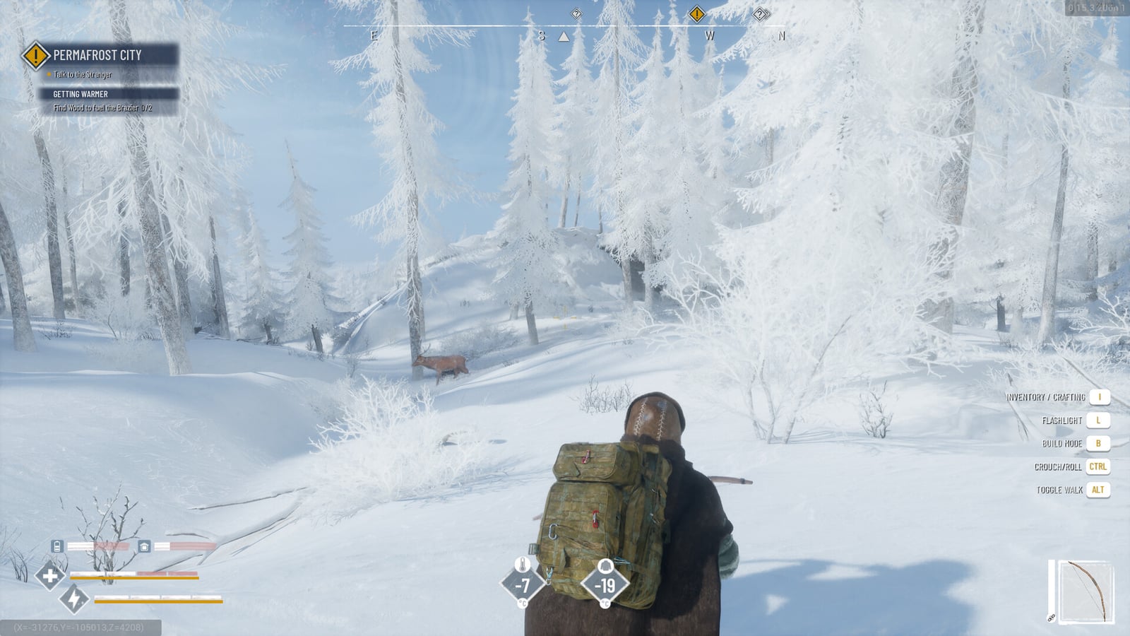 Un personaje con mochila y arco observa un ciervo entre los árboles cubiertos de nieve de Permafrost