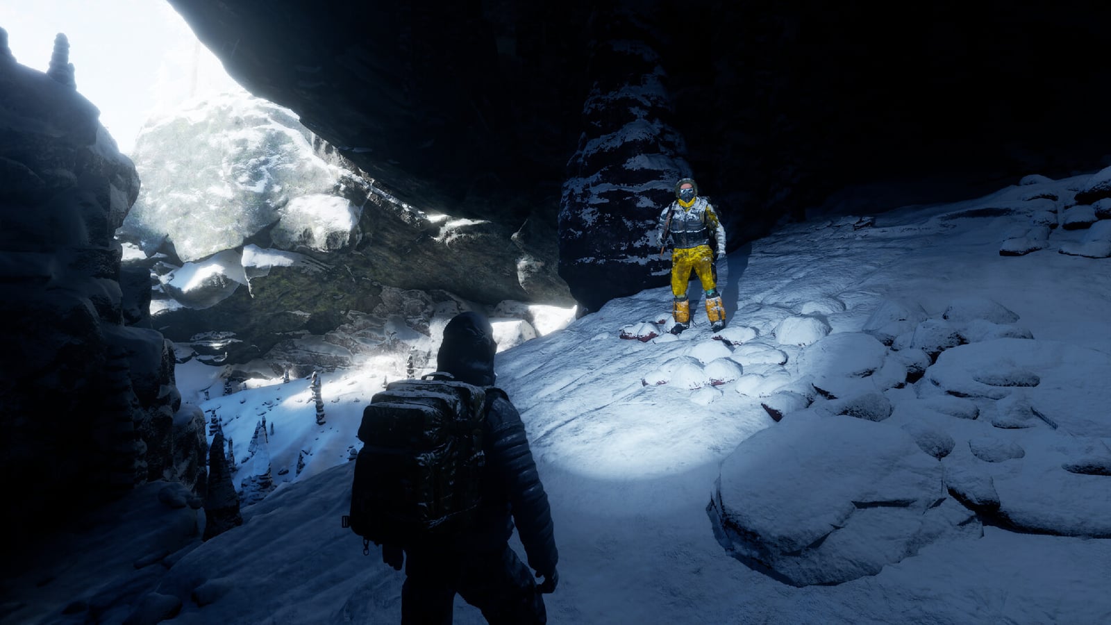Dos personajes con ropa de invierno en una cueva nevada de Permafrost, uno con traje amarillo