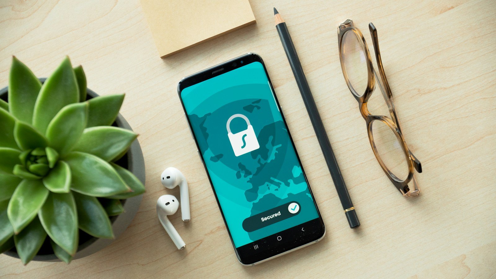 Teléfono con un candado en pantalla sobre un escritorio