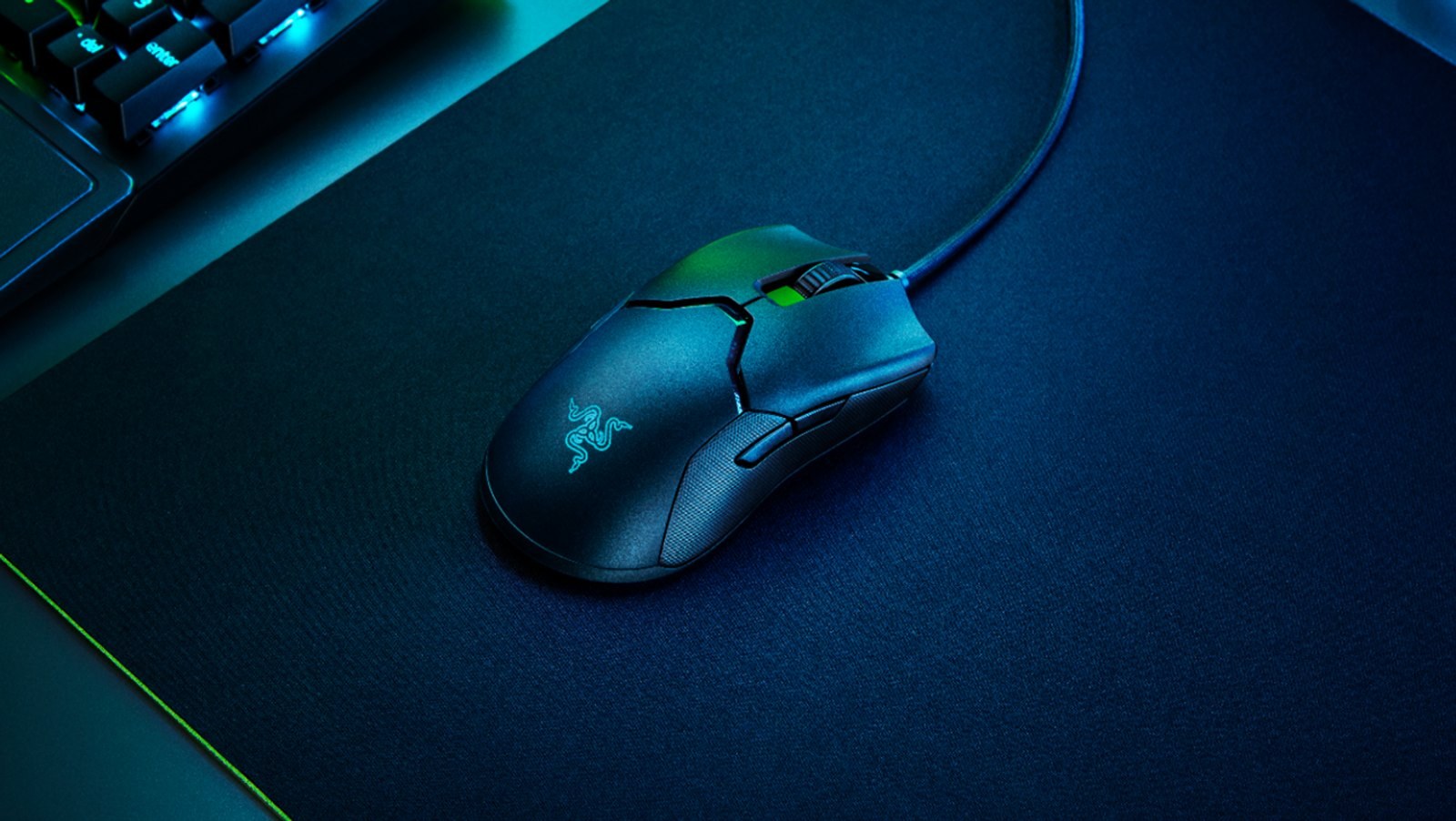 Ratón Razer Viper 8KHz con cable sobre una alfombrilla