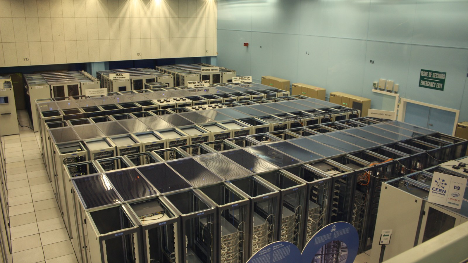 Filas de armarios de servidores en el centro de datos del CERN, en Ginebra, vistos desde arriba