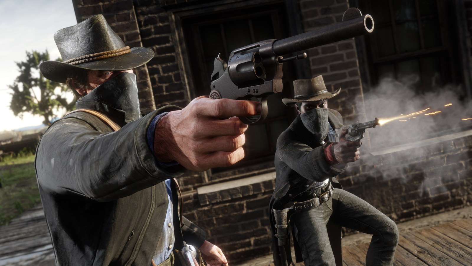 Arthur Morgan dispara un revólver junto a otro forajido enmascarado en Red Dead Redemption 2