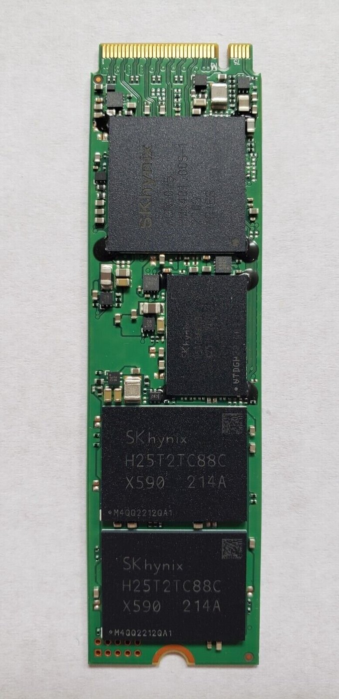 Unidad SSD M.2 NVMe de 1 TB sin etiqueta, con sus chips de memoria NAND a la vista