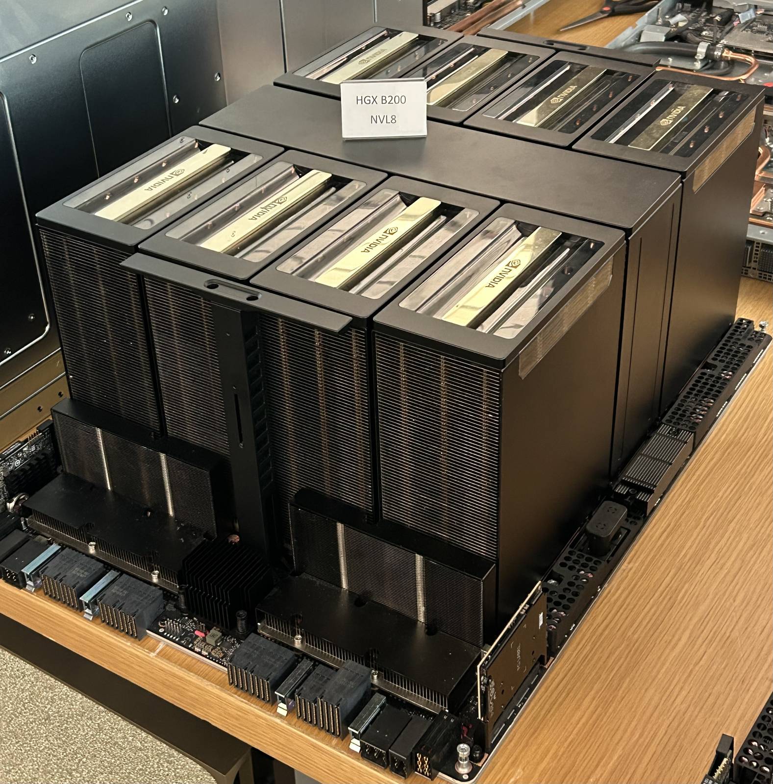 Placa Nvidia HGX B200 con ocho aceleradores gráficos para centros de datos
