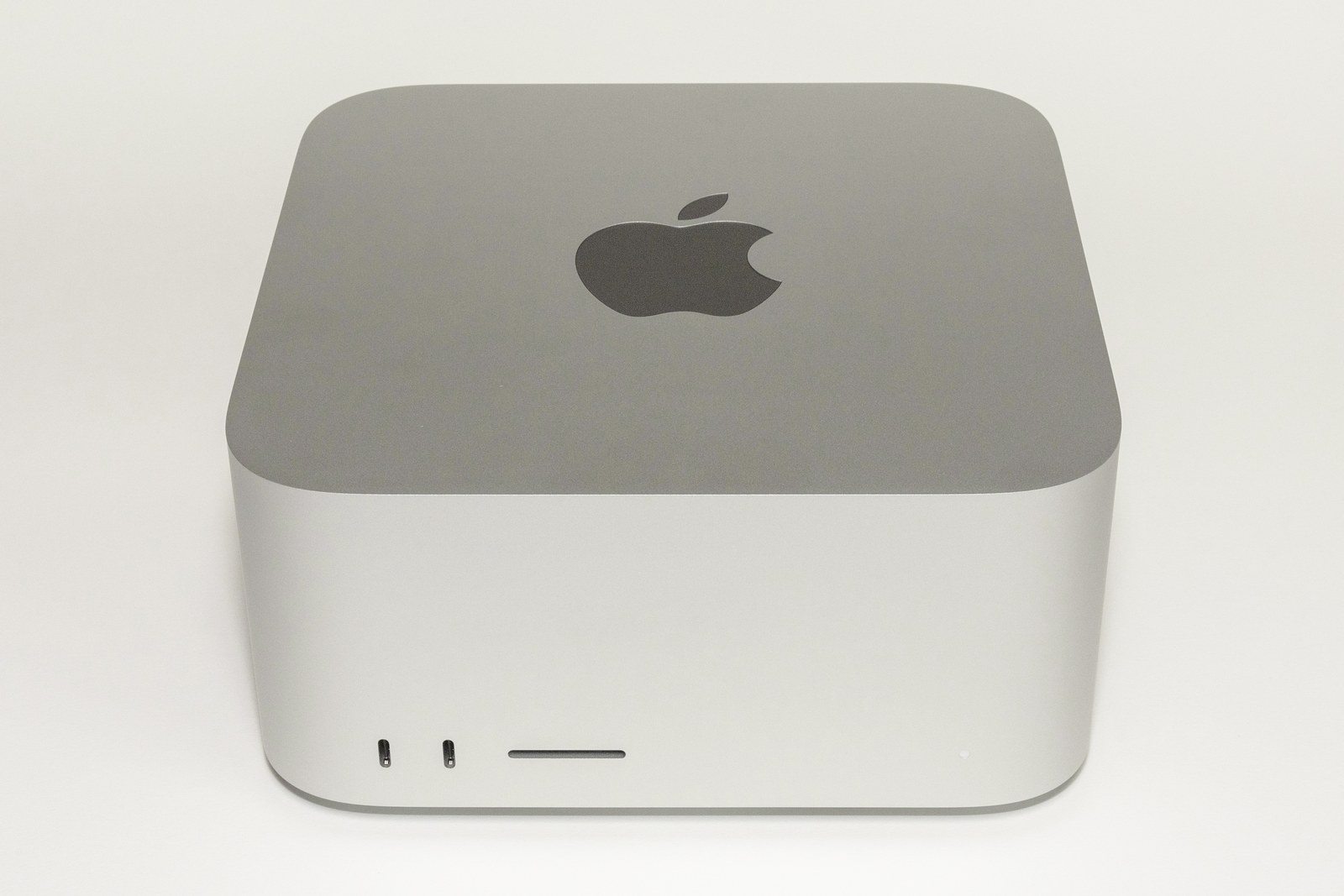 Vista frontal de un Mac Studio de 2022, el ordenador compacto de Apple