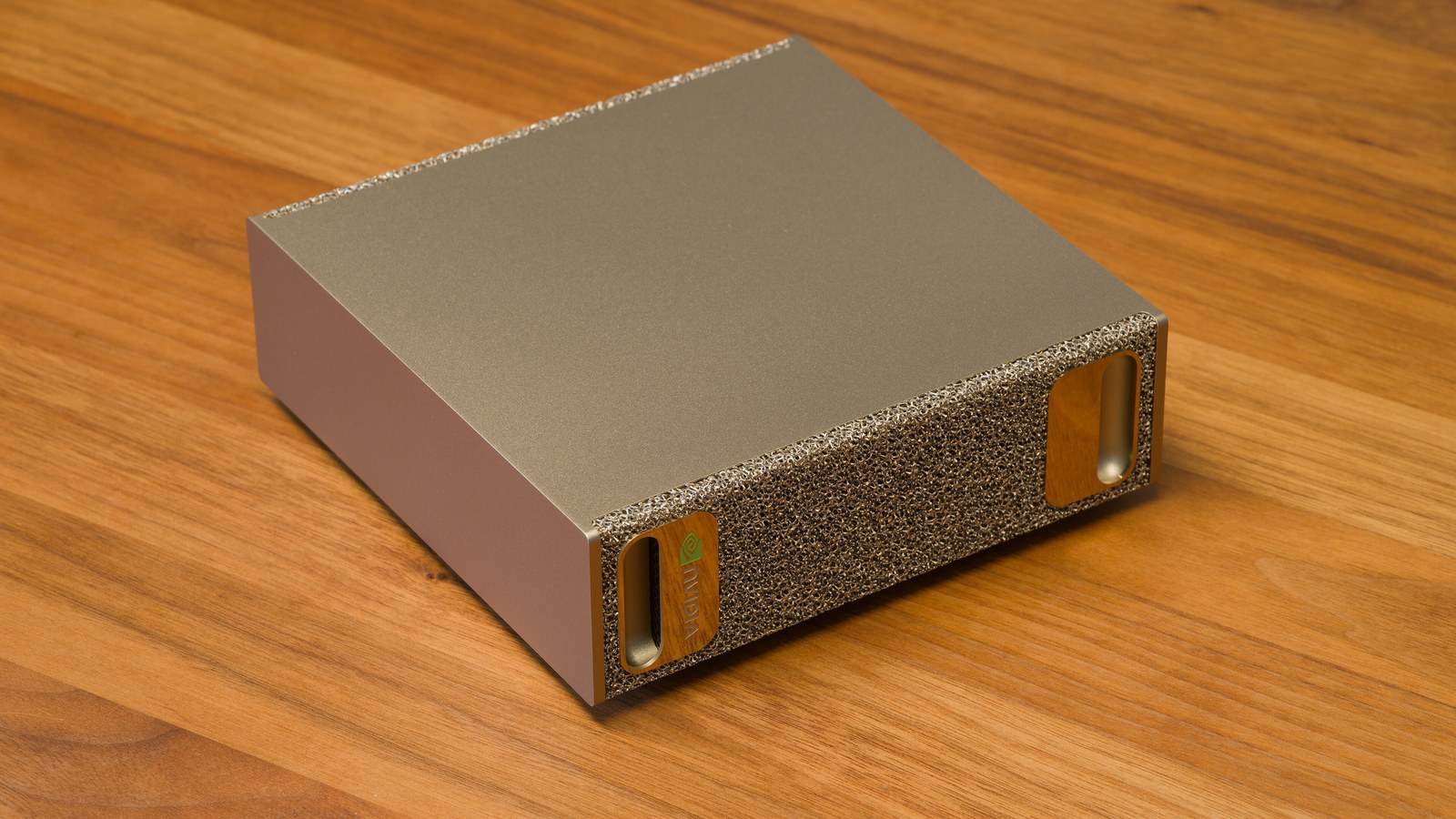Ordenador compacto NVIDIA DGX Spark, de carcasa dorada, sobre una mesa de madera
