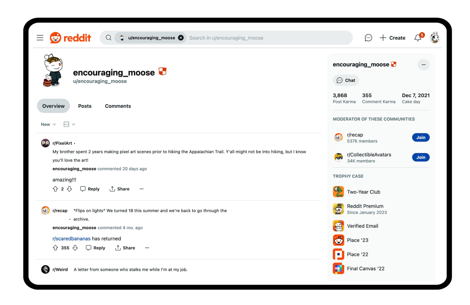 Captura oficial de Reddit para escritorio con un perfil de usuario, publicaciones, comentarios y comunidades moderadas.