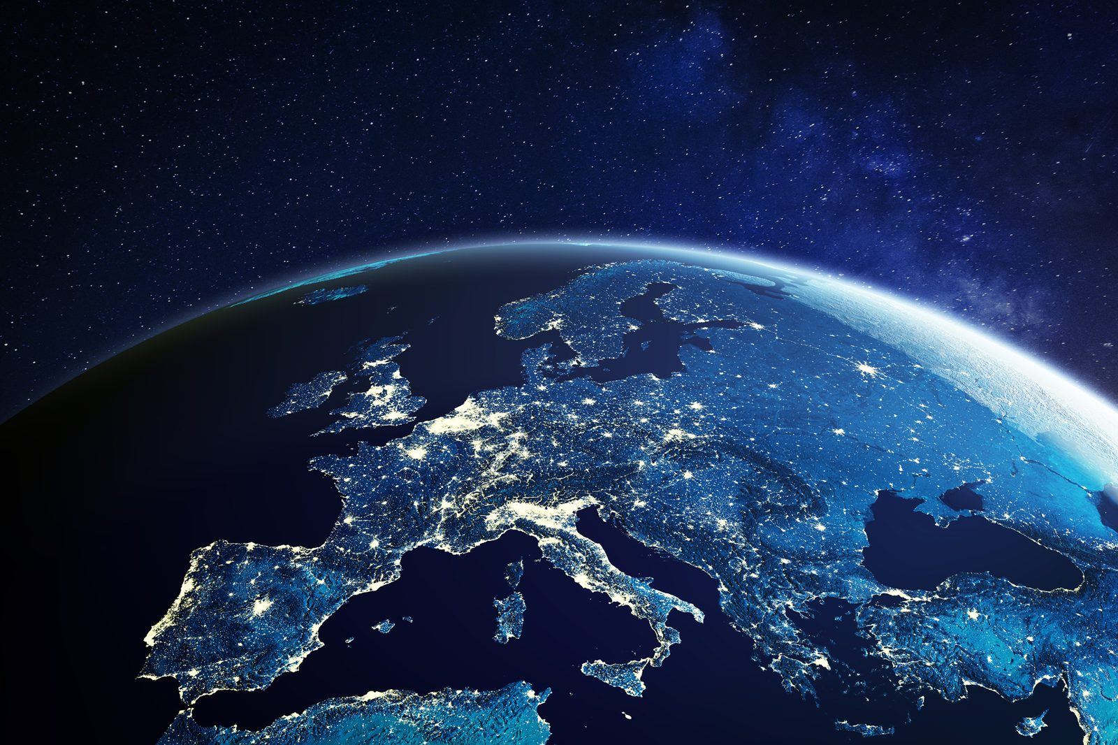 Europa iluminada de noche vista desde el espacio, con las ciudades encendidas