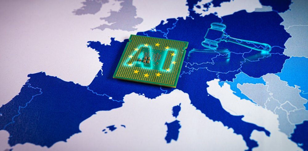 Un chip con el símbolo de la Unión Europea y un mazo de juez sobre un mapa de Europa
