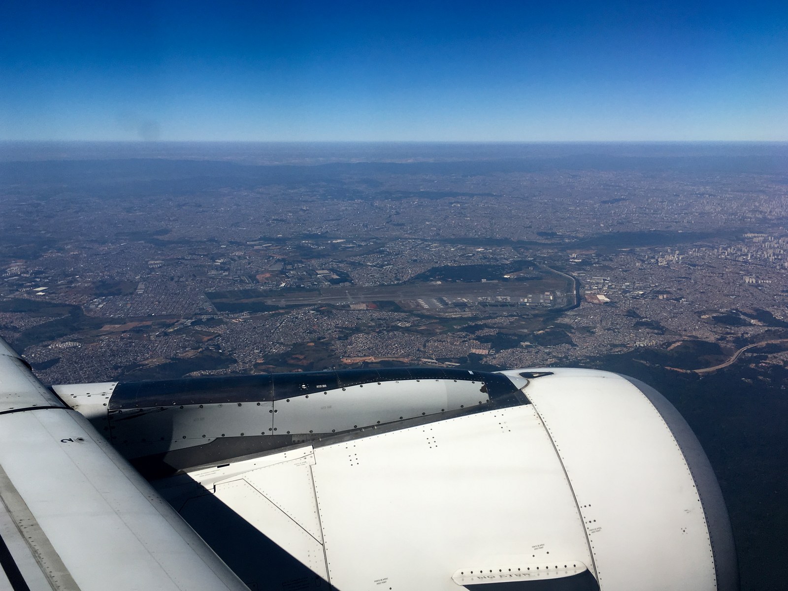 Vista aérea del aeropuerto internacional de Guarulhos, en São Paulo, tomada desde un avión
