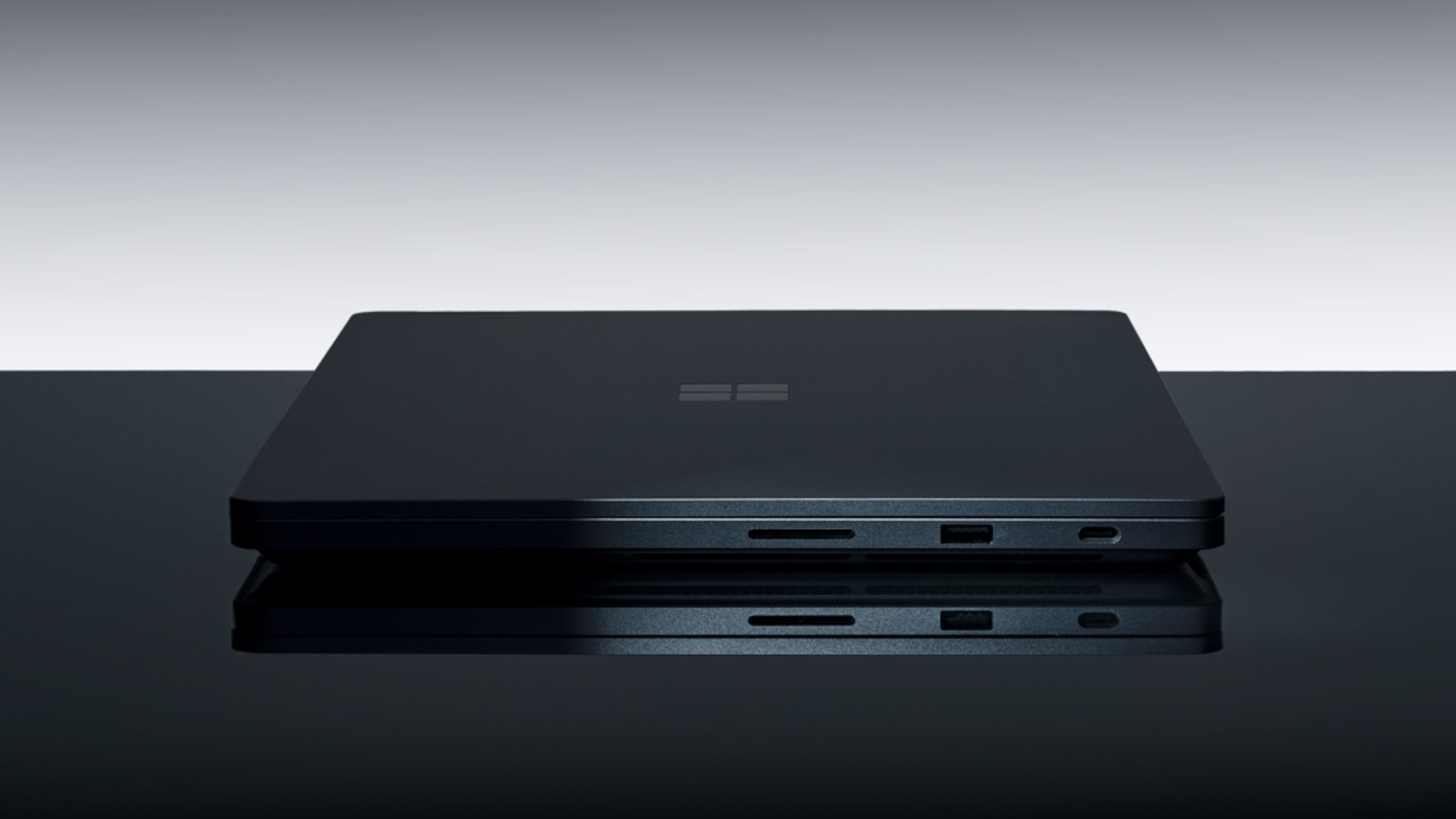 Surface Laptop Ultra en una imagen oficial de Microsoft