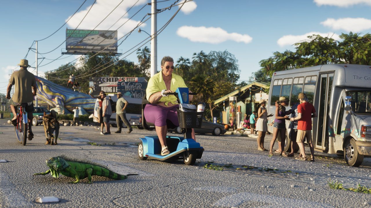 Escena de calle de GTA VI en Leonida con un personaje en un scooter de movilidad y una iguana cruzando el asfalto