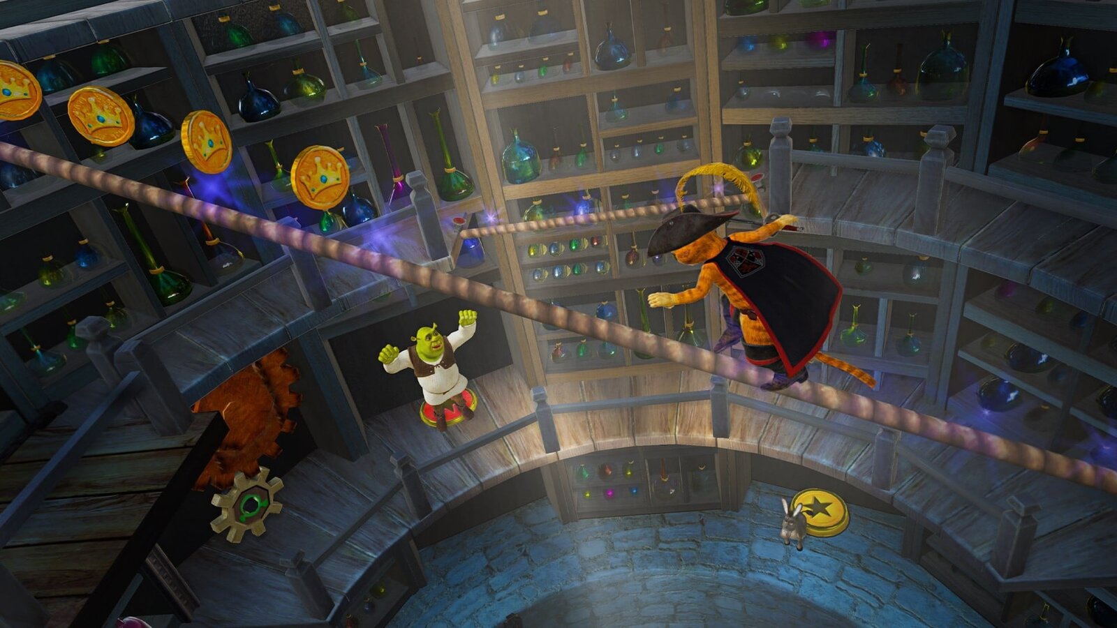 El Gato con Botas cruza una cuerda floja entre estanterías llenas de pociones mientras Shrek espera abajo en Shrek 2 Remastered
