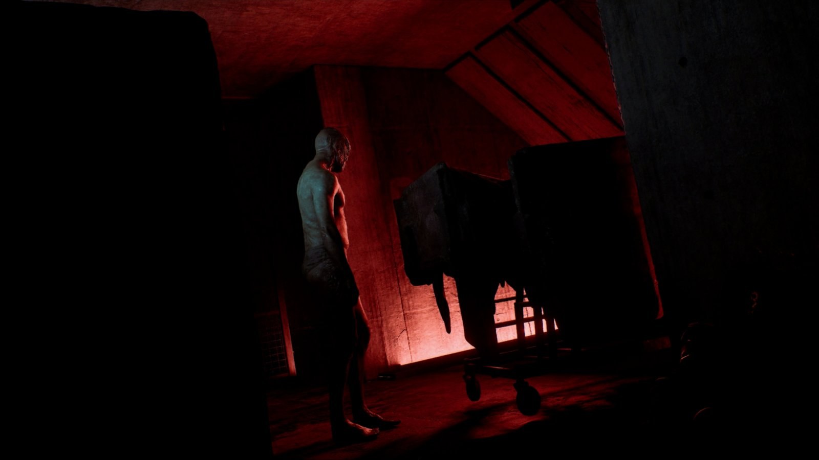 Un enemigo en un pasillo iluminado de rojo de Silent Hill: Townfall